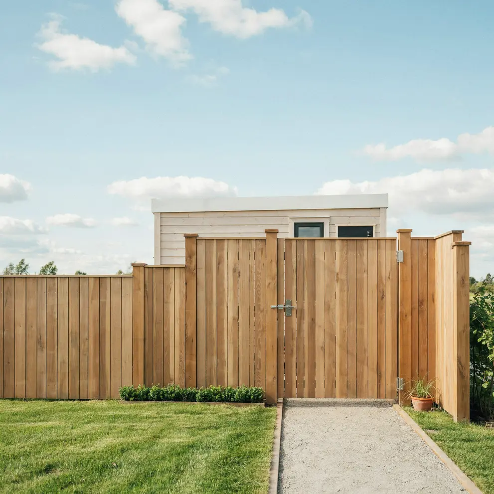 uppbyggnad av plank staket stangsel gardsgard vallingby stockholm 1